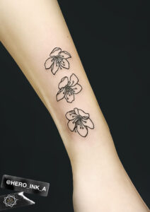 Tatuaż damski na przedramieniu kwiatki