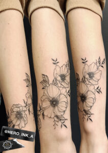 Tatuaż damski na przedramieniu kwiaty
