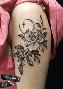 Tatuaż damski na ramieniu kwiaty półksiężyc gwiazdka