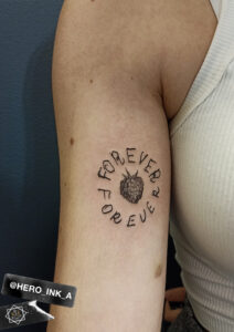 Tatuaż damski na ręce malinka napis forever