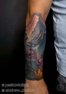 Tatuaż krajobraz kolorowy las góry ognisko