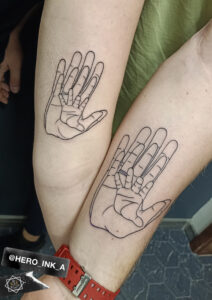 Tatuaż na przedramieniu rodzinny dłonie
