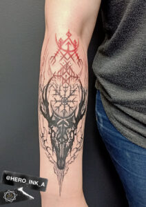 Tatuaż na przedramieniu runy nordycki