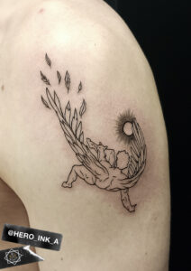 Tatuaż na ramieniu Ikar skrzydła