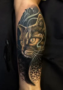 tatuaż damski na nodze kot geometria