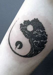 tatuaż drzewo ying yang
