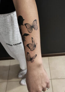 tatuaż kobiecy na przedramieniu motyle