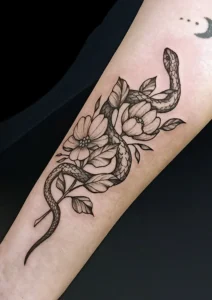 tatuaż kobiecy wąż w kwiatach