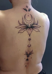 tatuaż mandala kobiecy na plecach