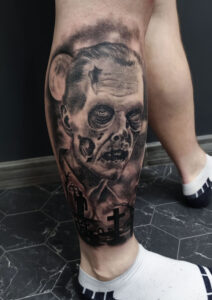 tatuaż męski na łydce zombie