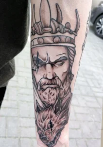 tatuaż męski na przedramieniu król