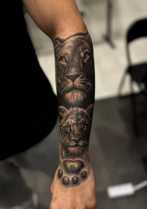 tatuaż męski na przedramieniu lew lwiątko