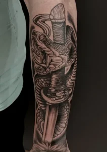 tatuaż męski na przedramieniu wąż katana