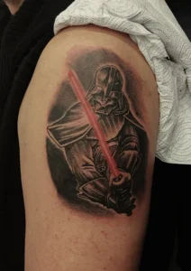 tatuaż męski na ramieniu gwiezdne wojny lord wader