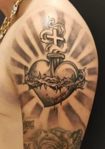tatuaż męski na ramieniu serce wiara jezus ciernie