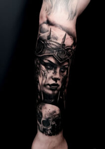 tatuaż męski na ramieniu walkiria czaszka