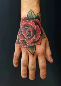 tatuaż na dłoni róża kolorowa oldschool