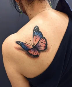 tatuaż na plecach batterfly