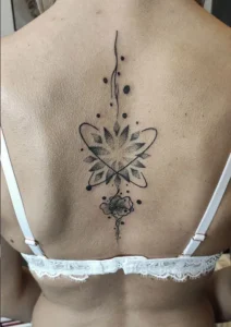 tatuaż na plecach mandala
