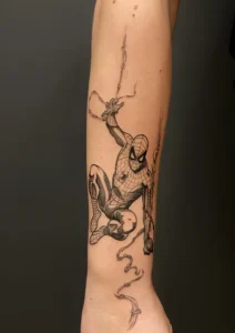 tatuaż na przedrameniu spiderman