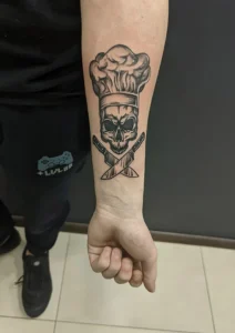 tatuaż na przedramieniu czaszka czapka kucharza