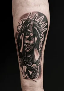 tatuaż na przedramieniu czaszka z koroną
