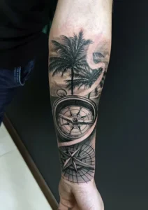 tatuaż na przedramieniu kompas palma