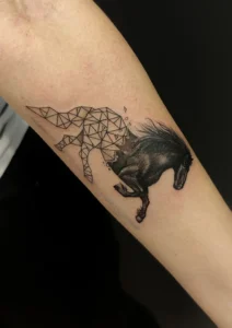 tatuaż na przedramieniu koń geometryczny