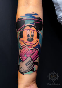 tatuaż na przedramieniu myszka mickey szydełko kolorowa