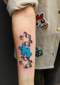tatuaż na przedramieniu puzzle