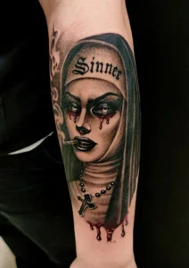 tatuaż na przedramieniu zakonnica oldschool