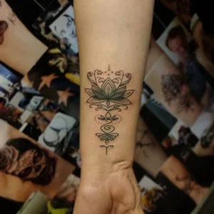 tatuaż na przedramienu mandala kobiecy