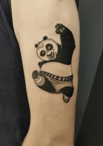 tatuaż na ramieniu bajka kunfu panda