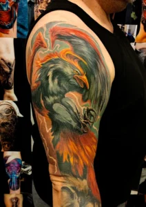 tatuaż na ramieniu feniks kolorowy