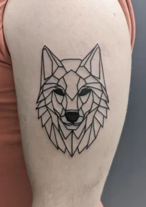 tatuaż na ramieniu geometryczny wilk