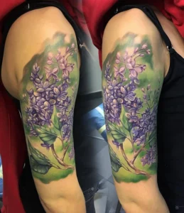 tatuaż na ramieniu kobiecy kolorowe kwiaty lawenda
