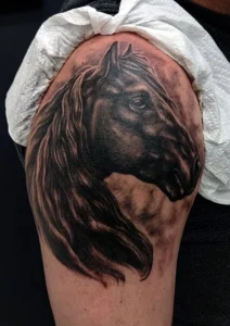 tatuaż na ramieniu koń