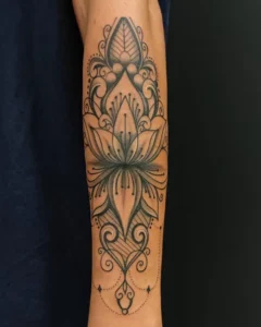 tatuaż na ramieniu mandala kobiecy
