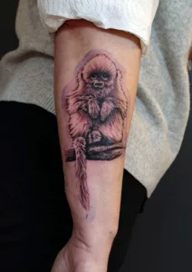 tatuaż na ręku małpa