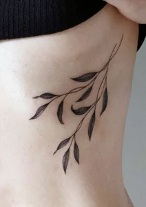 tatuaż na żebrach liście kobiecy